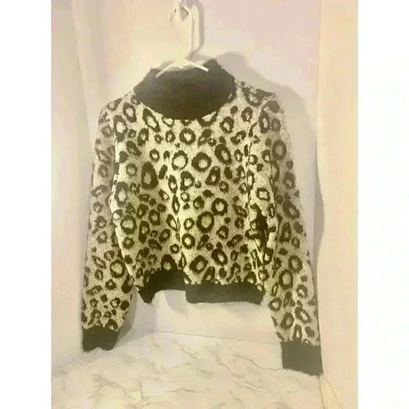 Women’s Leopard Sweater - Picture 4 of 4
